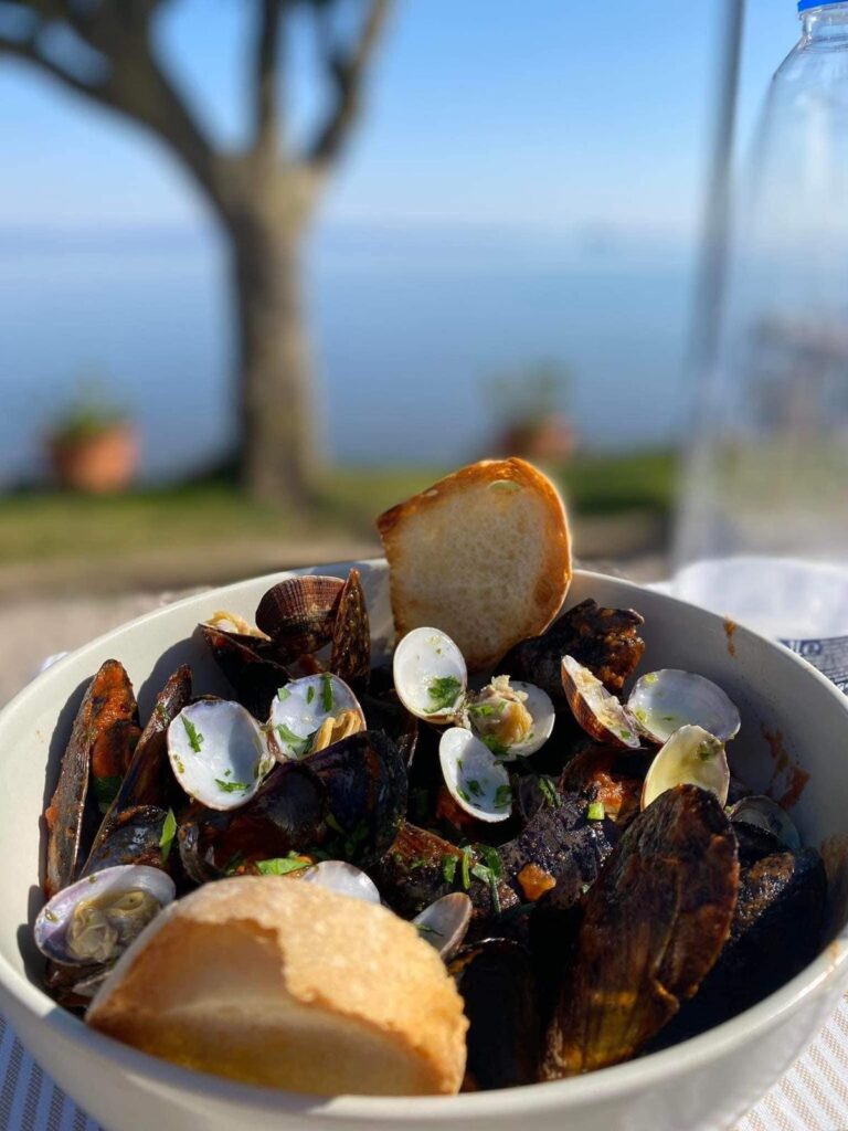 Ciotola di cozze e vongole con pane.