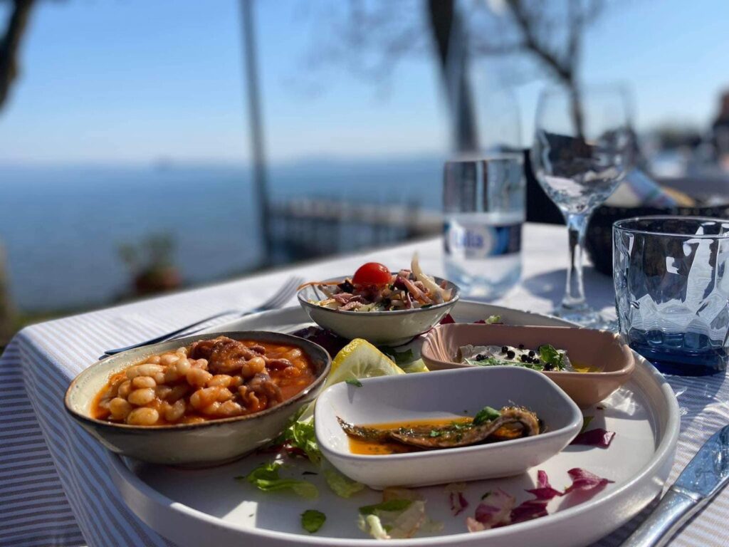 Piatto di antipasti con vista sul mare.
