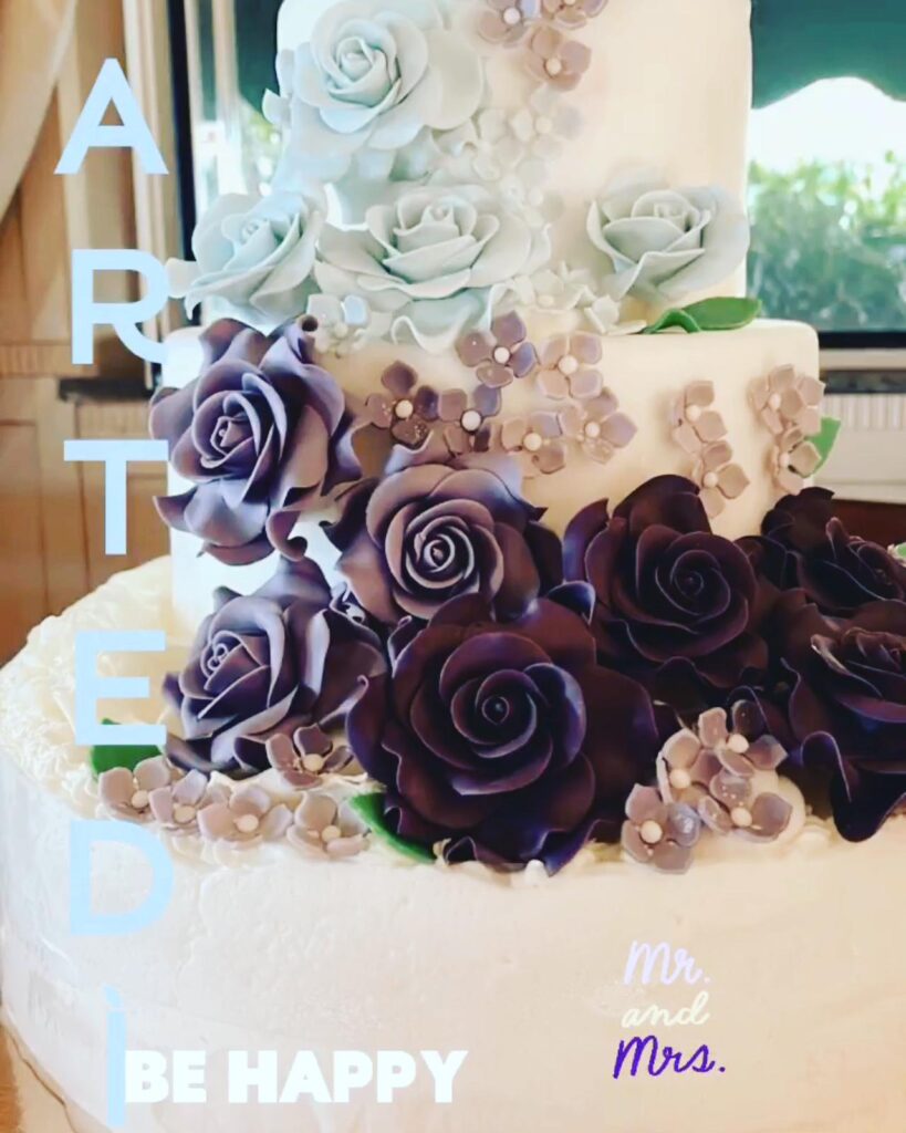 Torta decorata con rose blu e viola.
