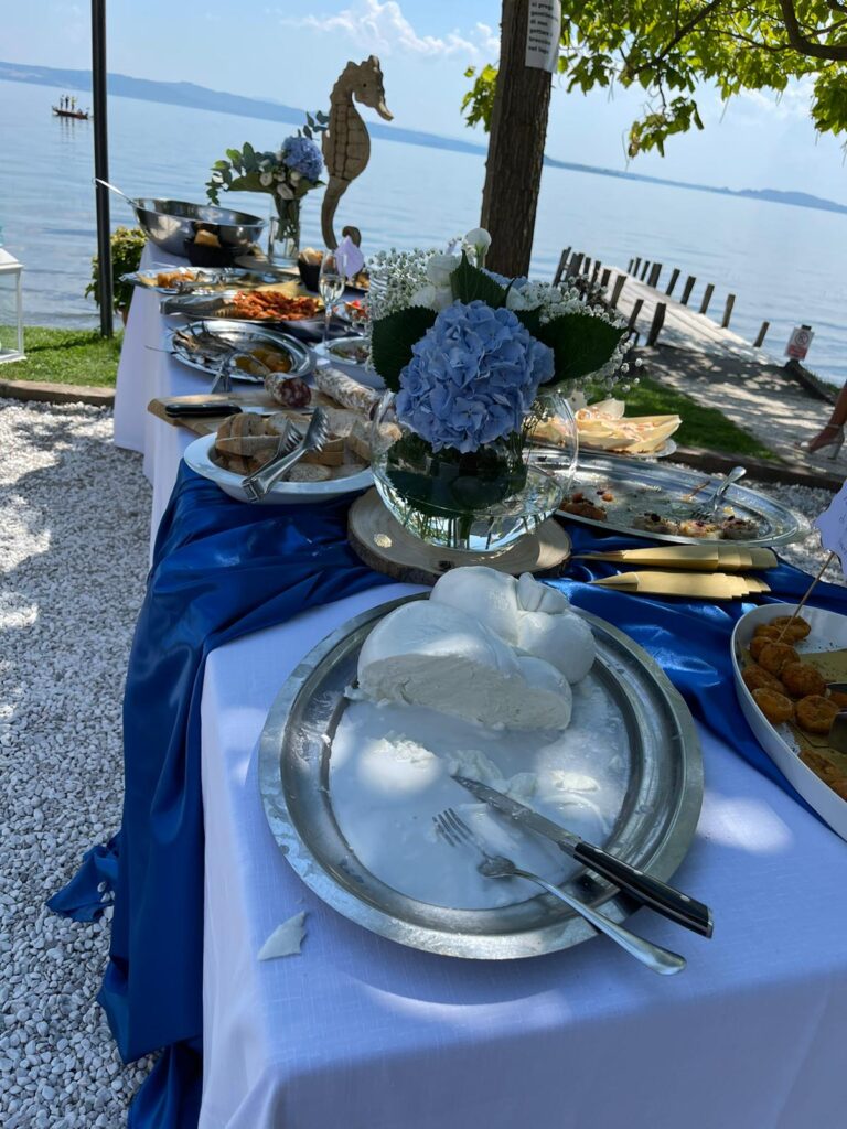 Buffet all'aperto con vista sul lago.