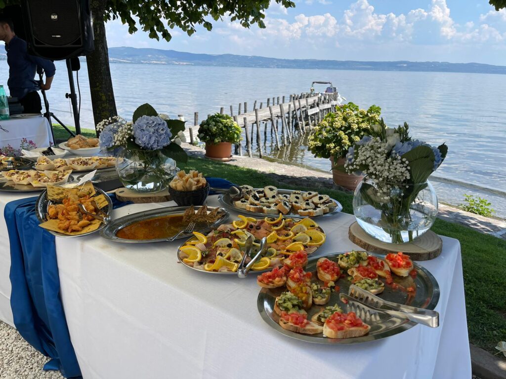 Buffet all'aperto con vista sul lago e pontile.