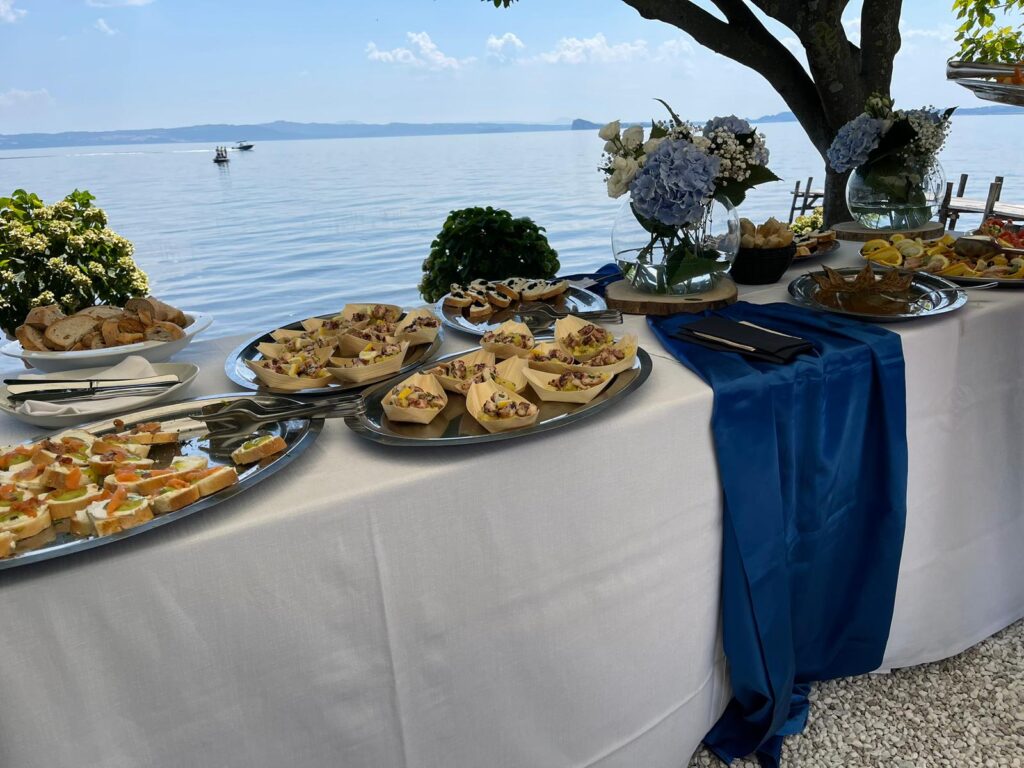 Buffet all'aperto con vista sul lago e fiori.