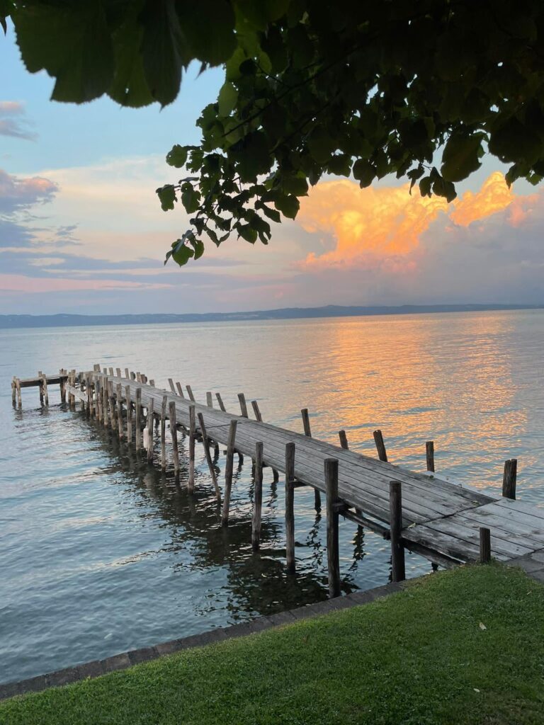 Pontile di legno sul lago al tramonto.