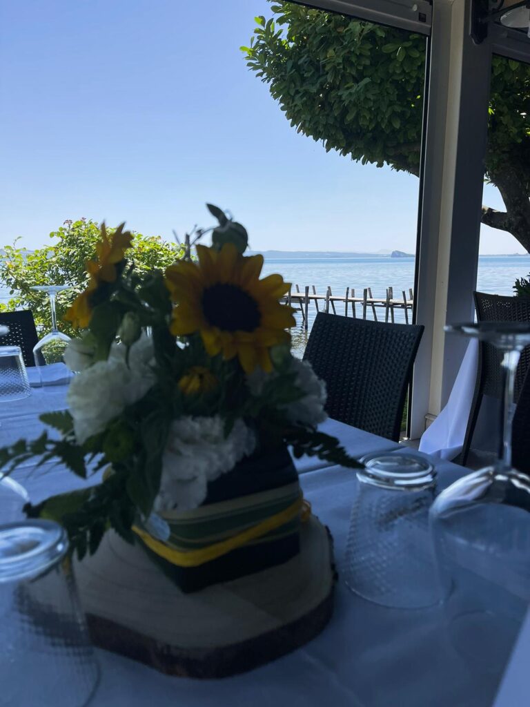 Centrotavola con girasoli e vista mare sullo sfondo.