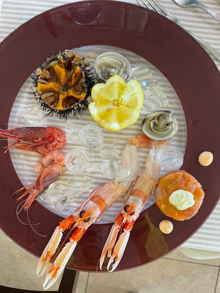 Piatto di frutti di mare con limone e salse.