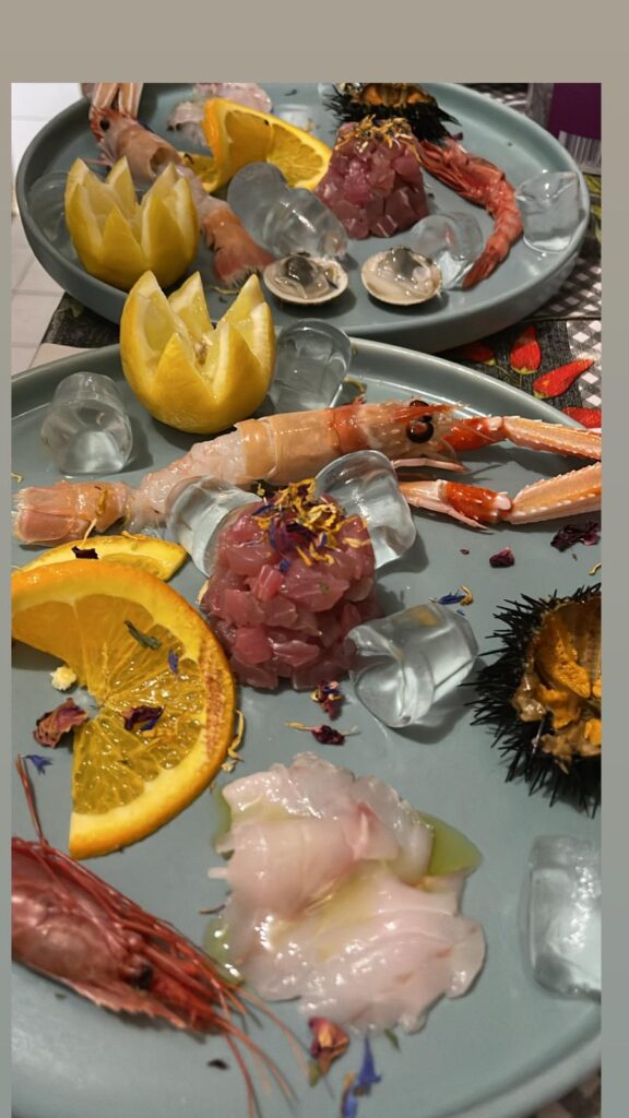 Piatto di crudo di mare con agrumi e ghiaccio.
