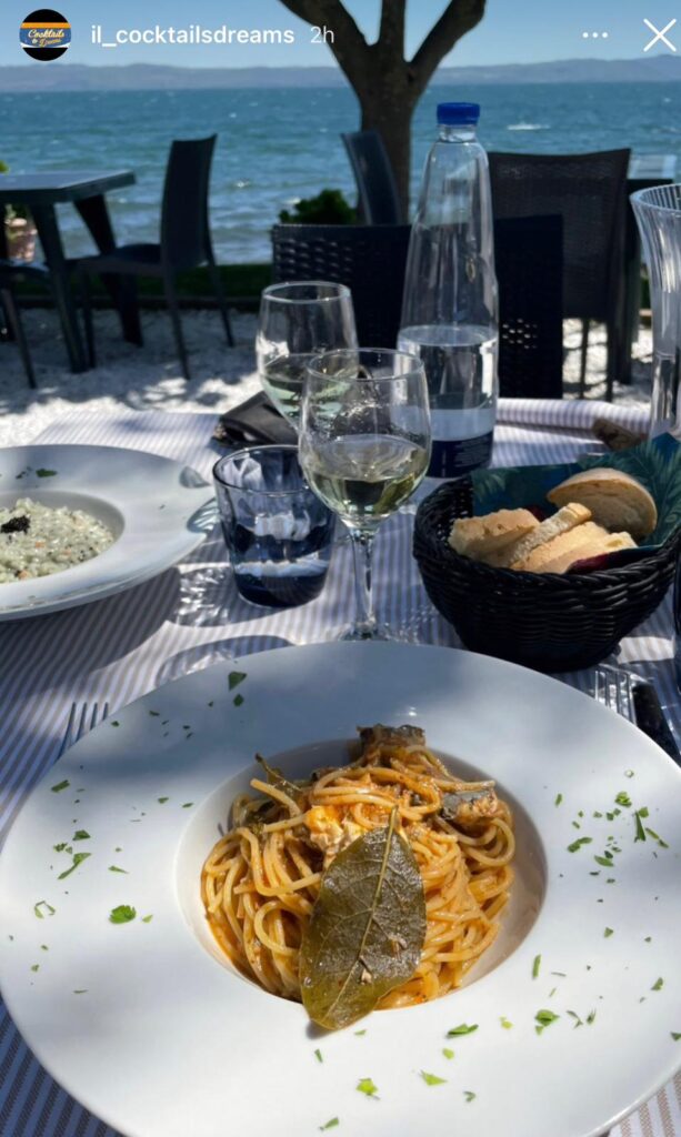 Piatto di spaghetti e risotto su tavolo all'aperto.