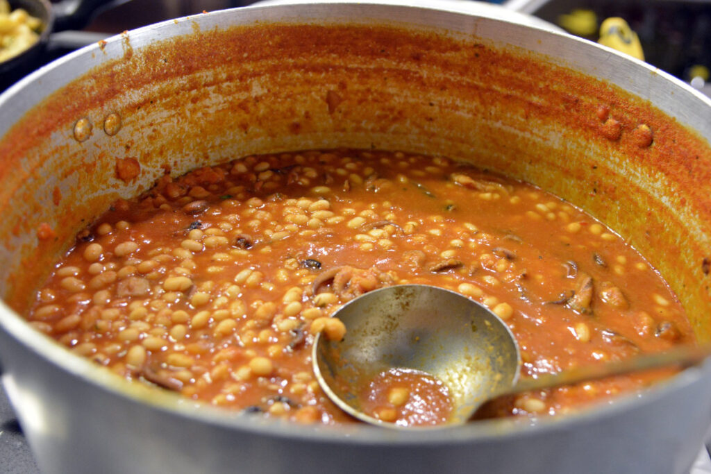 Pentola di fagioli in salsa di pomodoro.