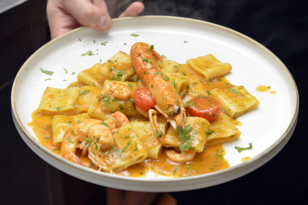 Piatto di pasta con gamberi e scampi.