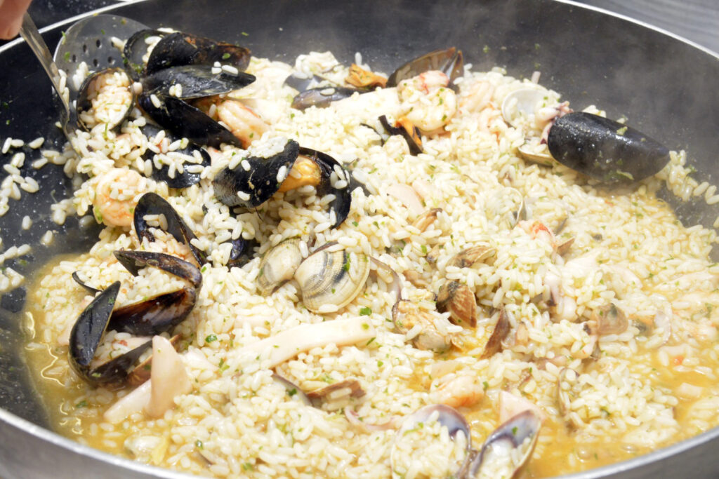 Risotto ai frutti di mare in padella.