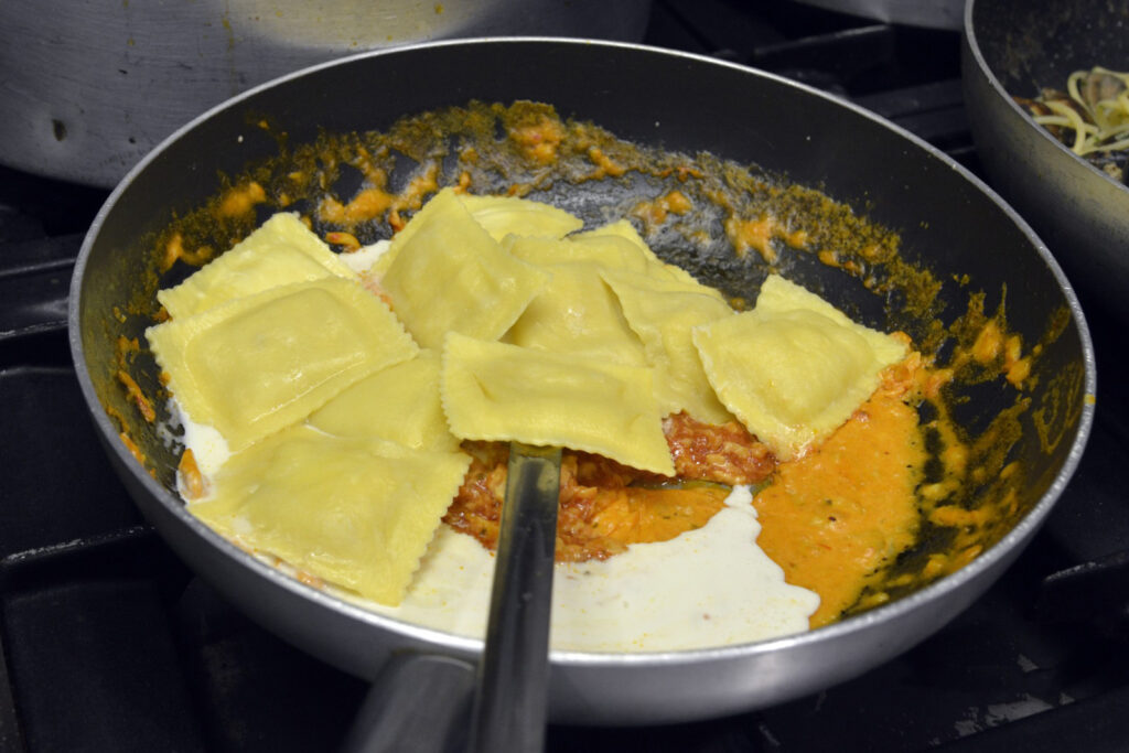 Ravioli in padella con salsa cremosa.