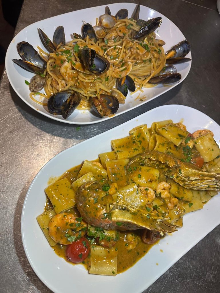 Due piatti di pasta ai frutti di mare.