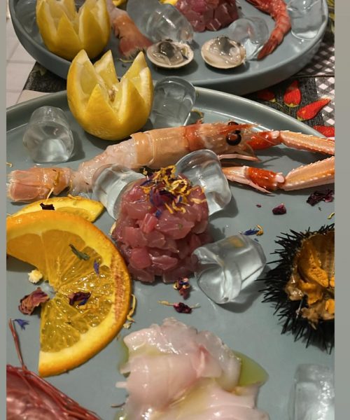 Rohe Fischgerichte mit Zitrusfrüchten und Eis.