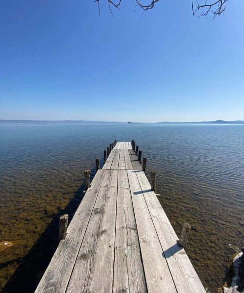 Holzsteg, der in einen See hineinragt.